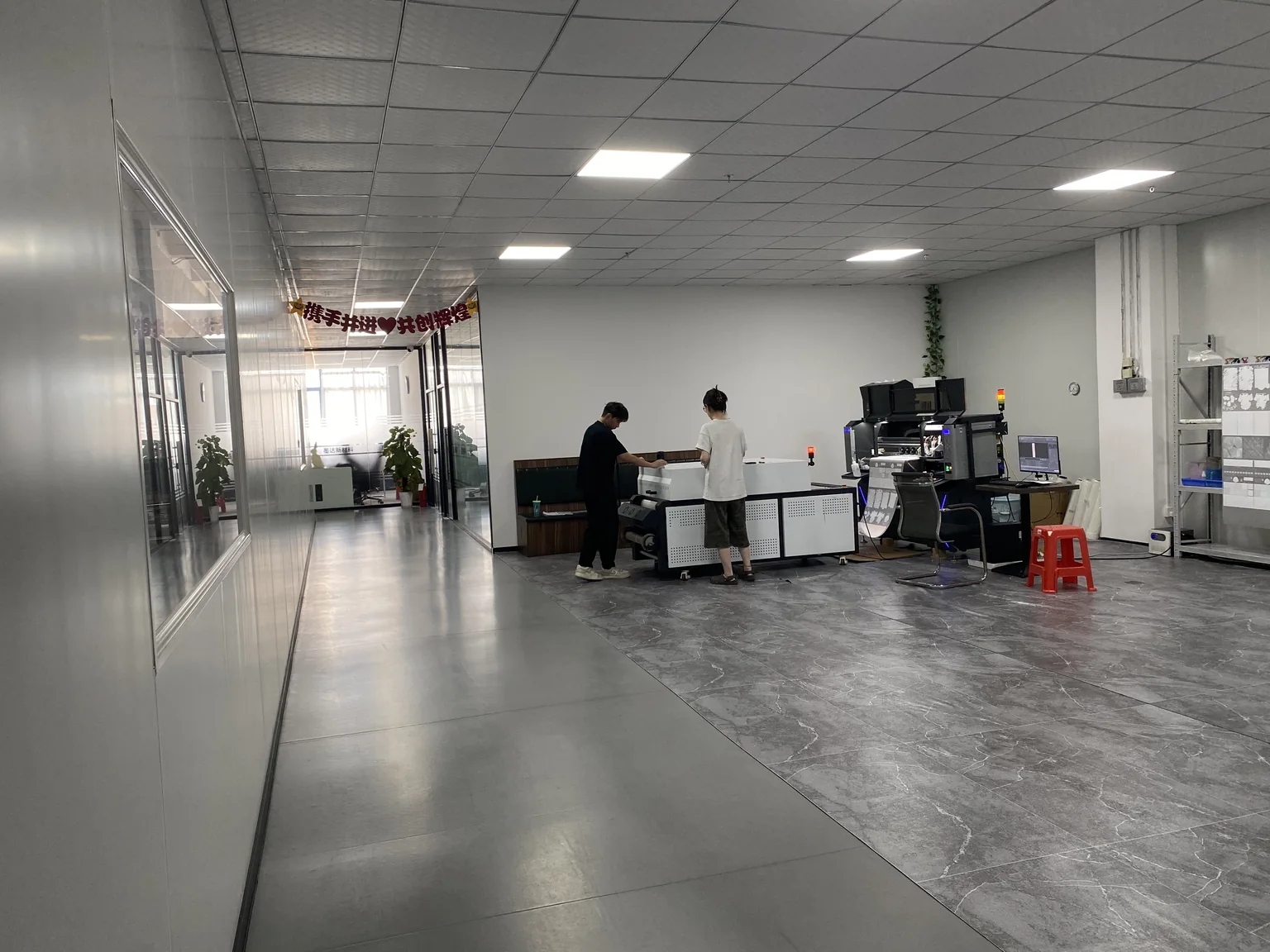 Printing test workshop with a textile printer and staff